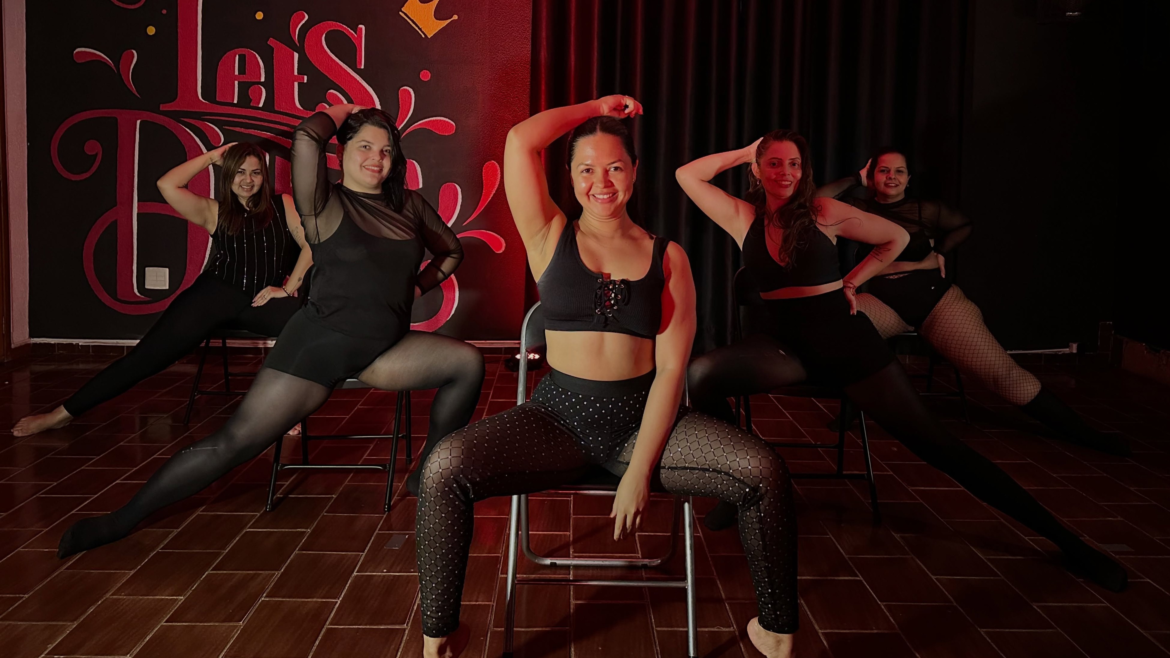 Alunas em uma aula de Chair Dance